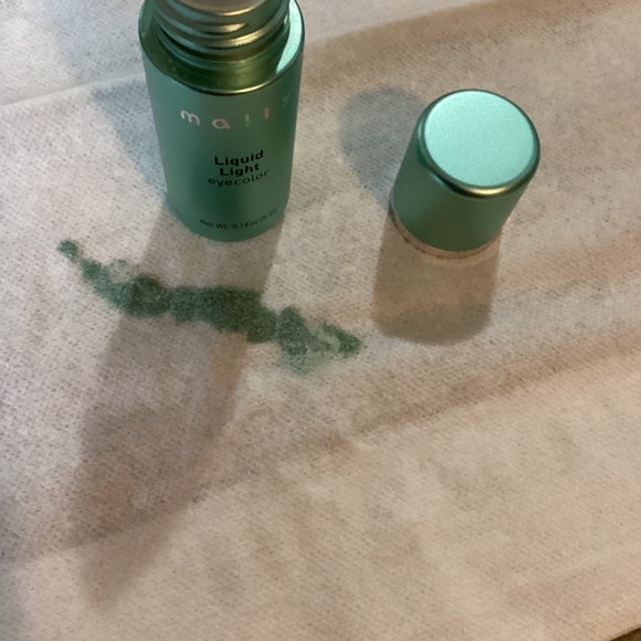 Mally Liquid Light Eyecolor. Mint green. Powder mix with tiny amount of water - Picture 5 of 6